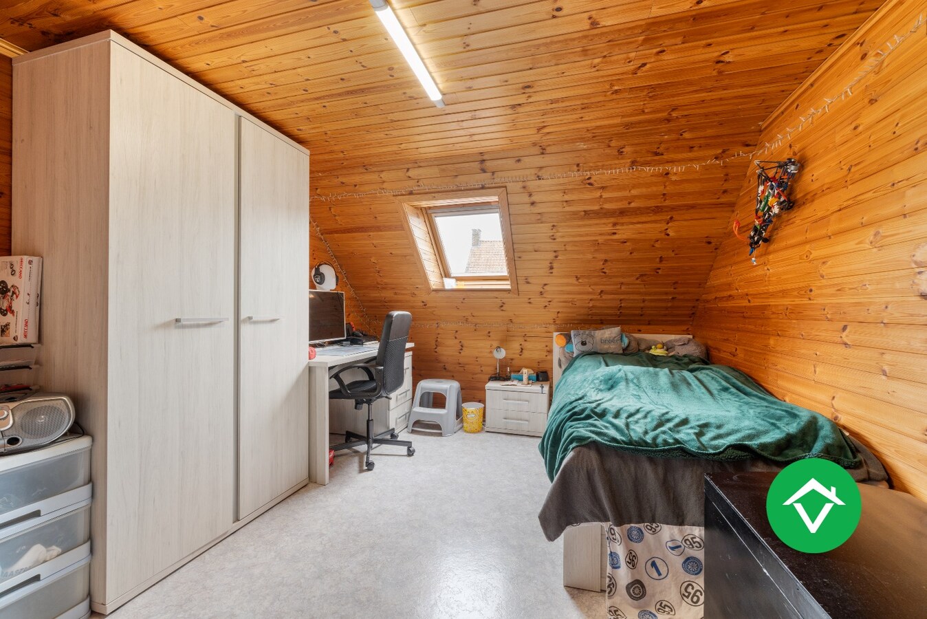 Halfopen woning te koop met dubbele garage in het centrum van Zarren 