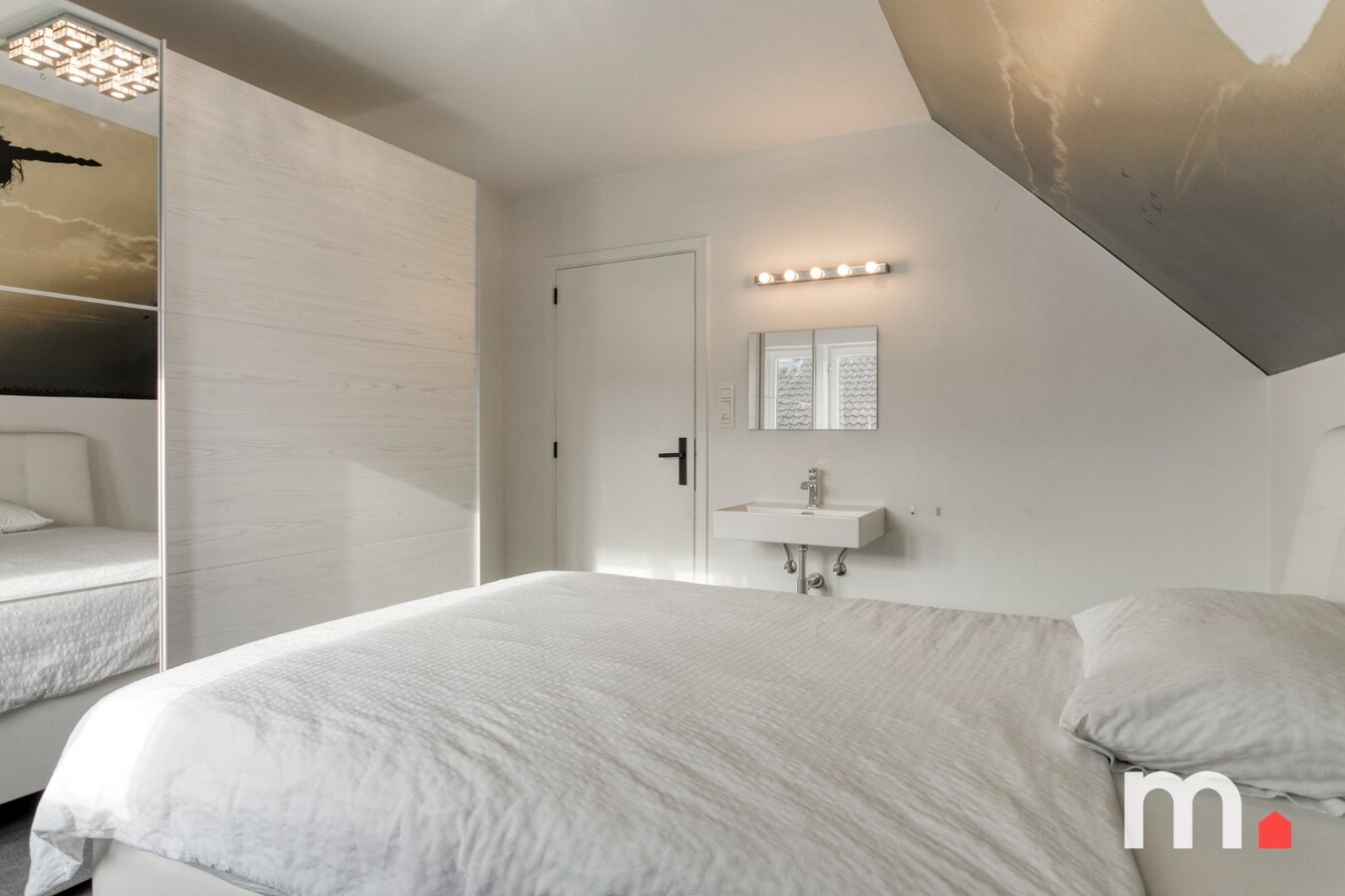 Unieke Villa te Roeselare met Zwembad en 5 slaapkamers op 987m² ! 