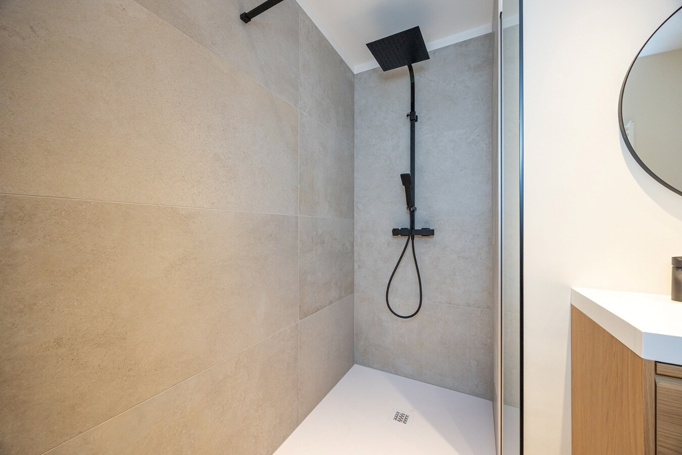 Gerenoveerd appt. met 2 slpk en terras te Wilrijk! 