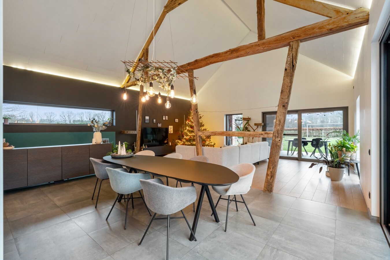 Uniek landhuis op een perceel van +/- 27 are in een GROENE oase 