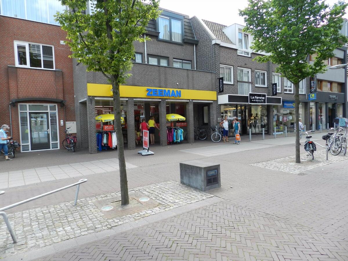 Zeer fraaie winkelruimte, centraal gelegen in de hoofdwinkelstraat van Bladel. 360 m2 winkelruimte met keuken en toilet. Per direct beschikbaar. 