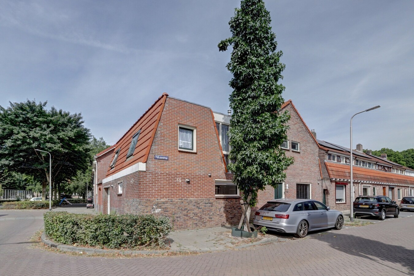 DIT BETREFT EEN WONING MET BIEDEN VANAF PRIJS  € 350.000 K.K. 