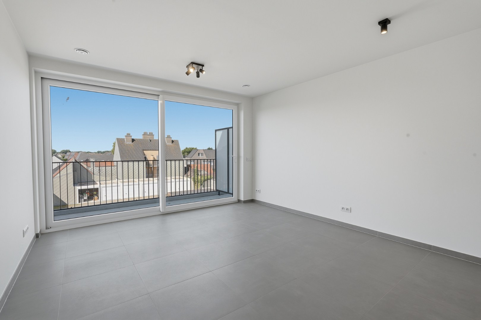 Nieuwbouwappartement met 1 slaapkamer en bovengrondse staanplaats te huur in Oudenburg! 
