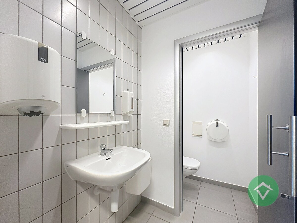 Commerciële toplocatie in Vleteren met burelen, vergaderruimtes en parking 