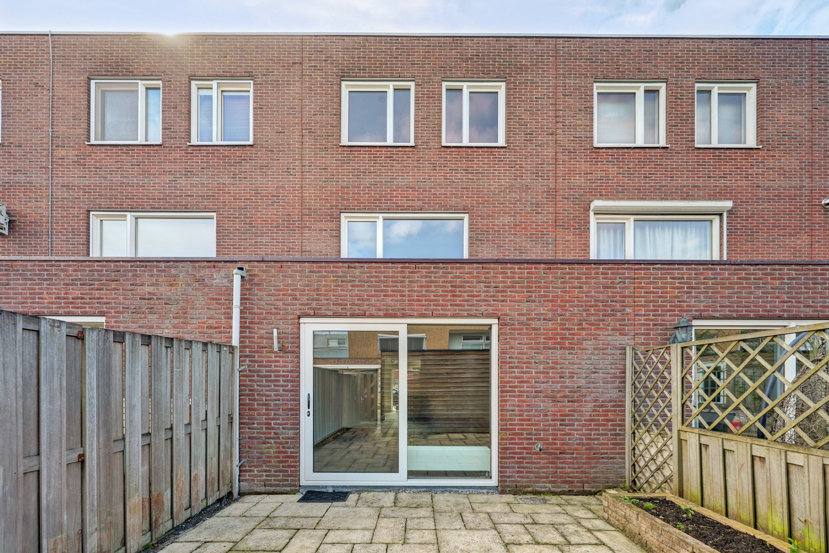 Energiezuinige (A-label) en instapklare 6-kamer tussenwoning met lichte woonkamer, moderne keuken, vijf slaapkamers, zonnige onderhoudsvriendelijke tuin met achterom en gelegen op eigen grond. 