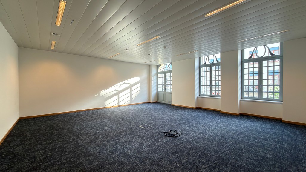 Gerenoveerde kantoren in geklasseerde herenwoning te huur aan station van Mechelen