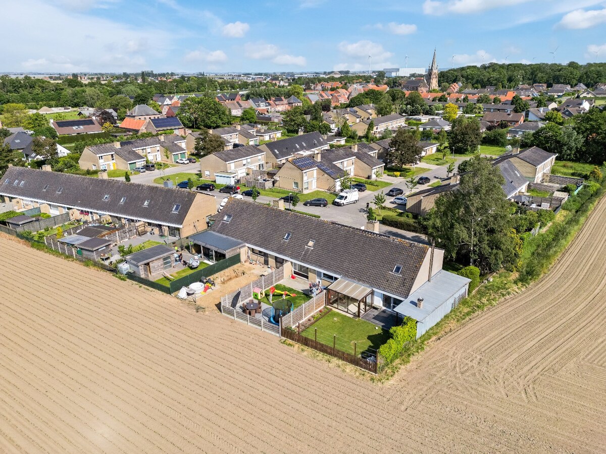 Prachtig gelegen halfopen woning met garage en prachtige landelijke verzichten. 