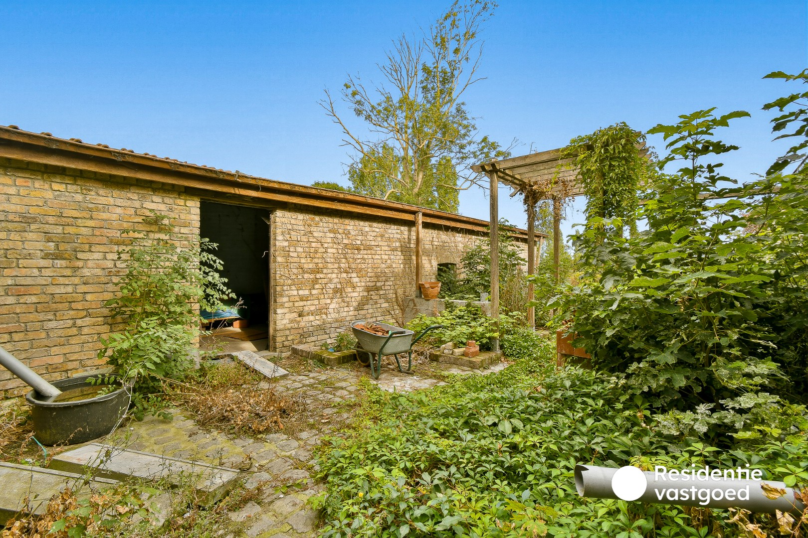 Ruime woning met uitzonderlijk veel mogelijkheden en prachtig zicht vanuit de tuin 