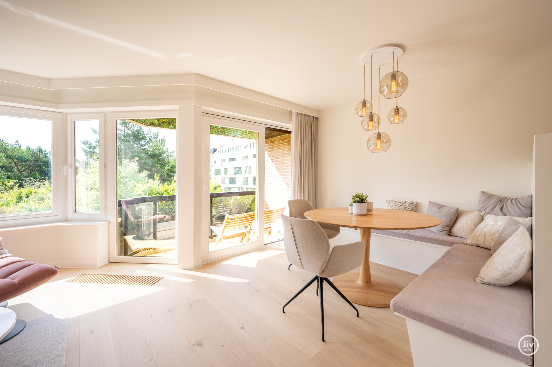 Magnifique appartement rénové de 2 chambres avec de belles vues sur le parc Yzer à Knokke. 