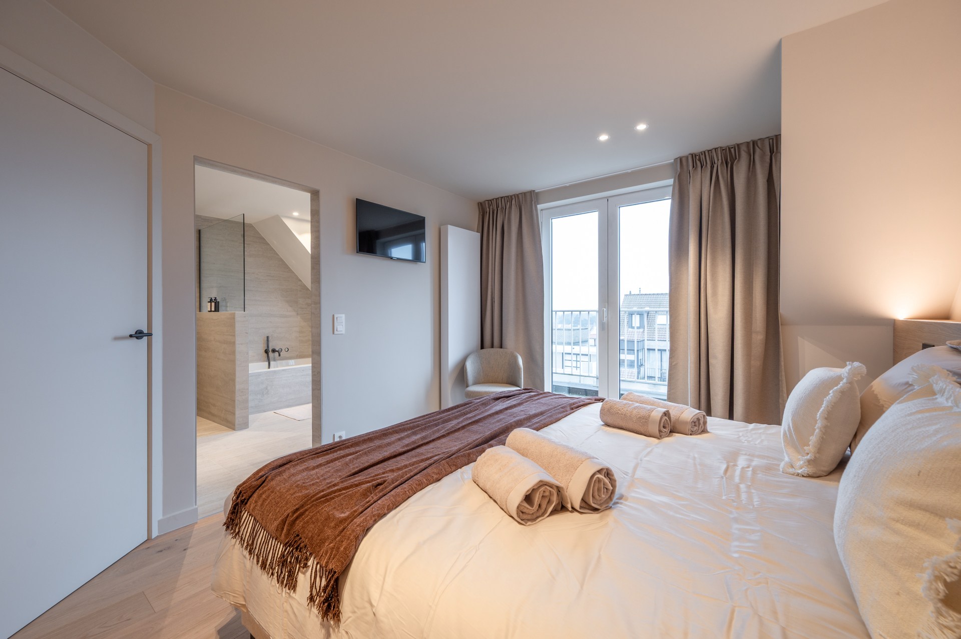 Appartement en duplex spacieux et rénové, orienté plein sud, situé dans un emplacement exceptionnel sur la Lippenslaan. 