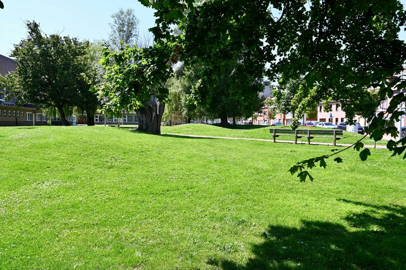 CENTRAAL GELEGEN  2-SLAAPKAMER APPARTEMENT TE HUUR MET STAANPLAATS IN RESIDENTIE CEDER 