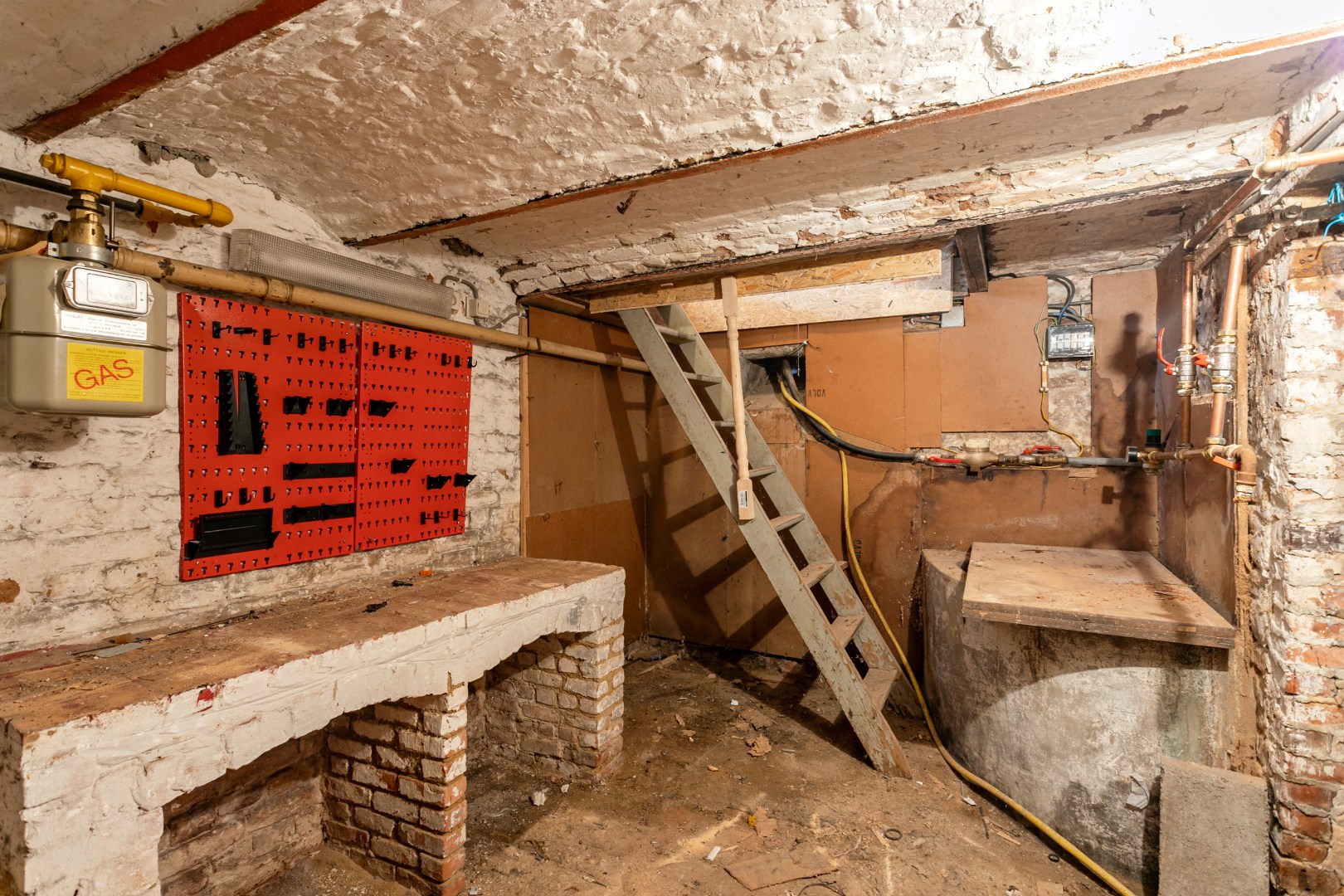 Te renoveren woning te Buizingen met veel potentieel op 1a35ca 