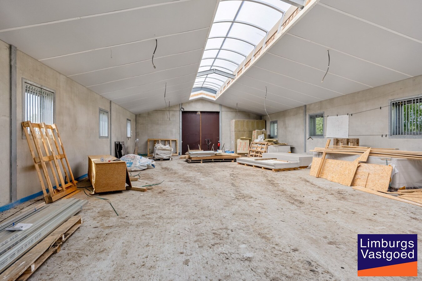 UNIEKE VIERKANTSHOEVE met paardenstallen op 7,34 hectare met vergunning voor zwembad en poolhouse 