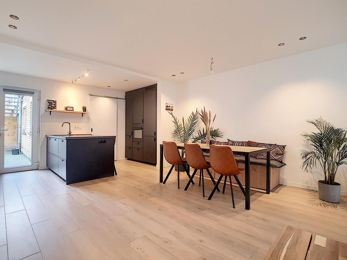 Ruim, knap gerenoveerd 1-slaapkamerappartement  met terras  - Heist 