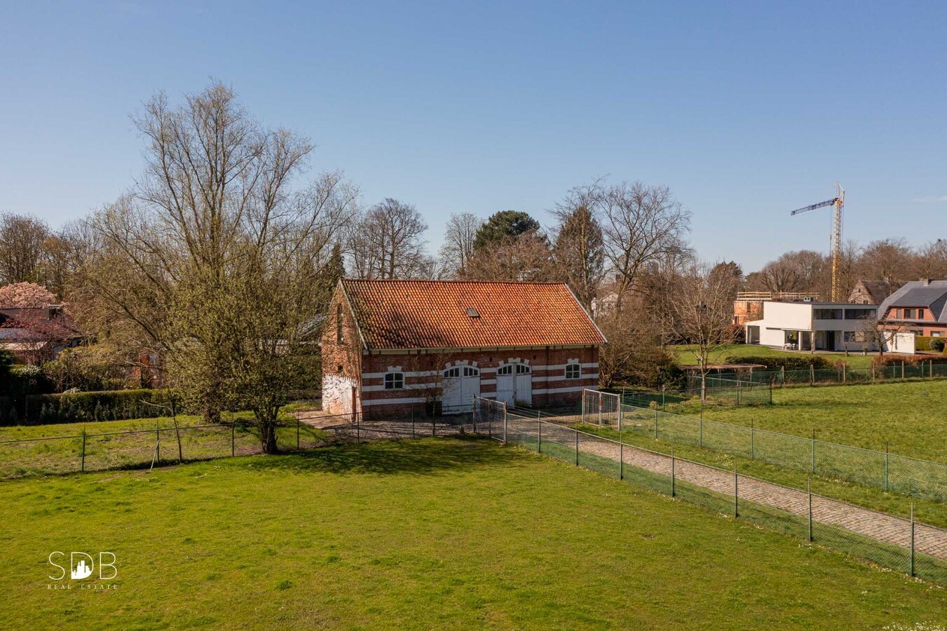 Stijlvolle villa met diverse bijgebouwen en graslanden op circa 3ha 