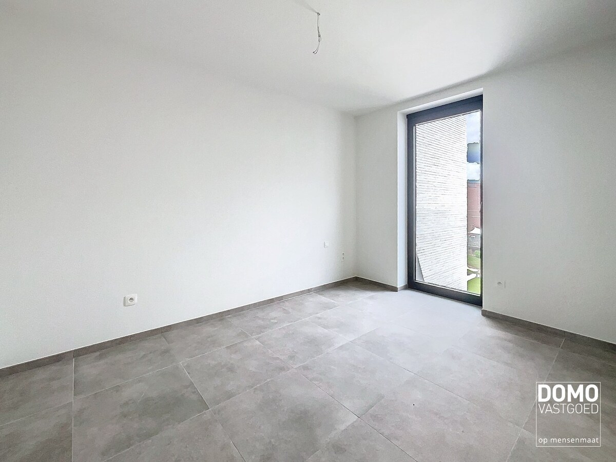 NIEUWBOUWAPPARTEMENT MET 2 SLAAPKAMERS, RUIM TERRAS, ONDERGRONDSE AUTOSTANDPLAATS EN KELDERBERGING AANWEZIG IN MAASMECHELEN 