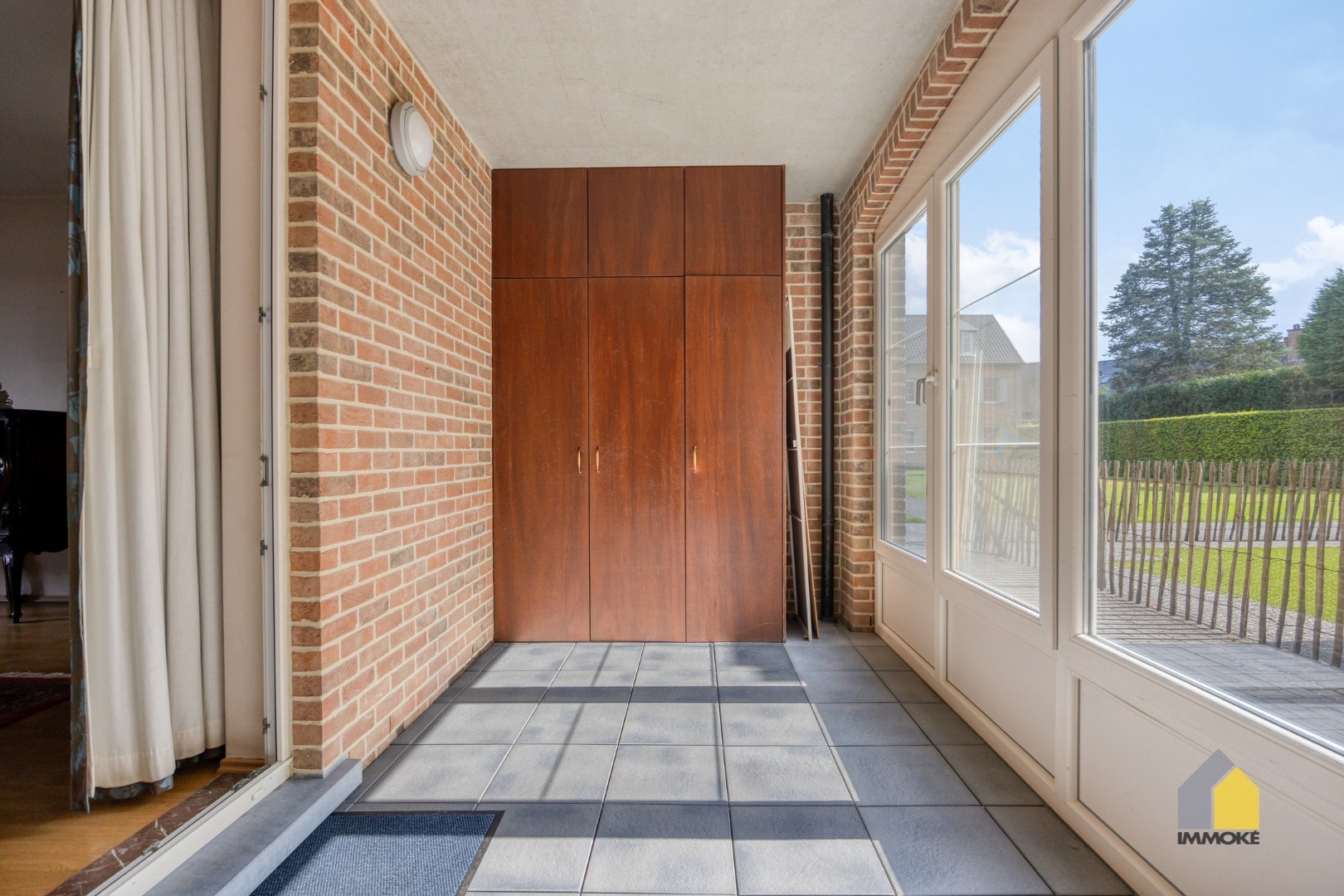 Gelijkvloers appartement met 2 slpks, stadstuin en autostaanplaats. 