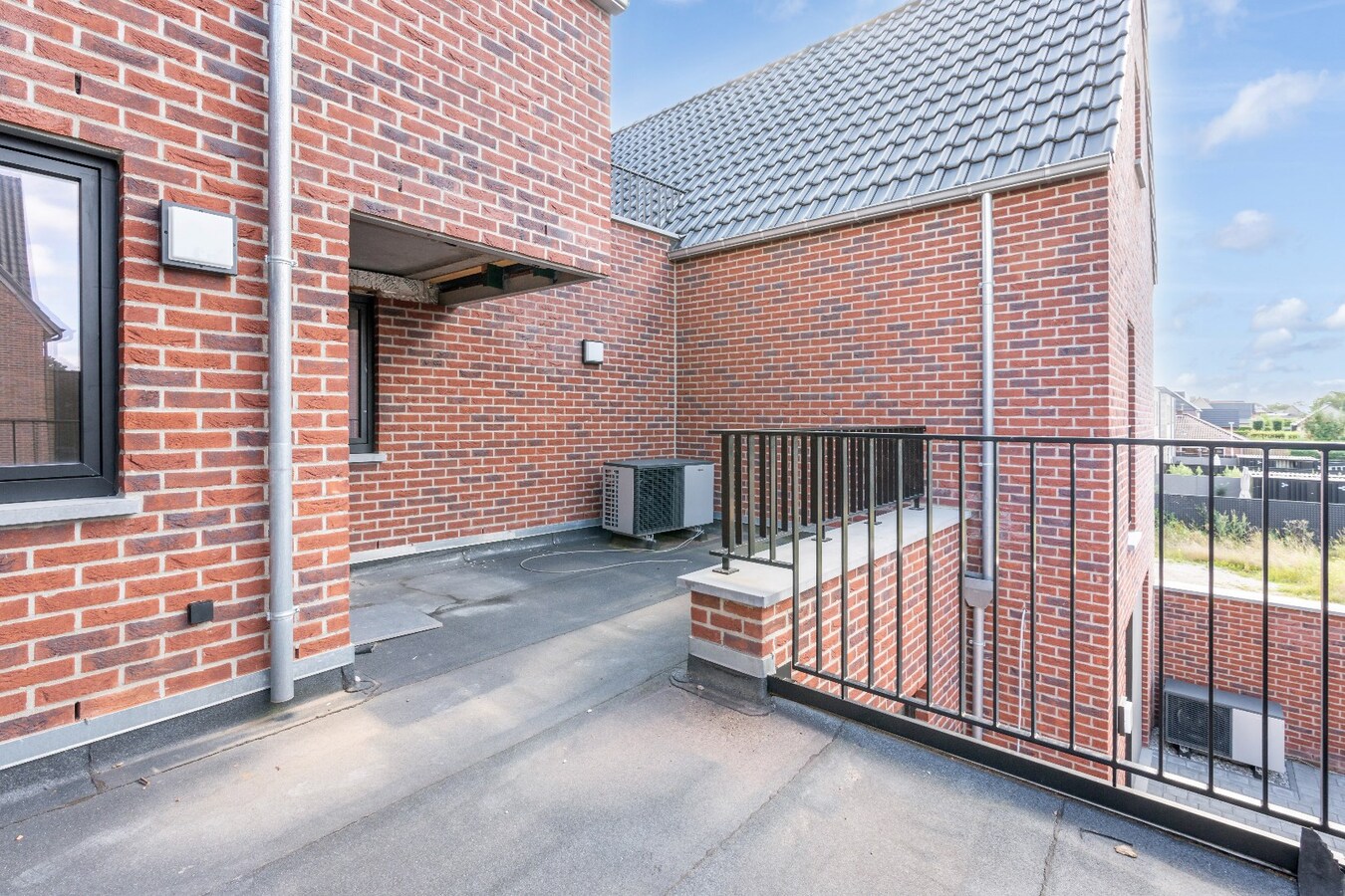 Appartement met twee slaapkamers, ruim terras en garage. 