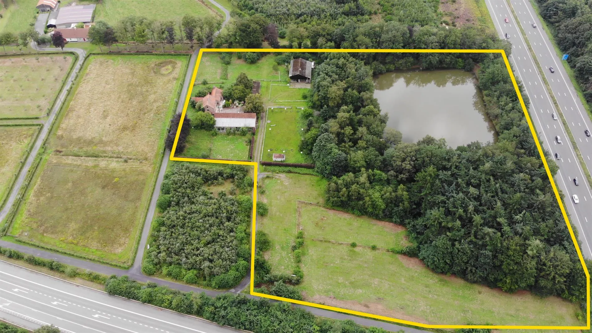 Voormalige hoeve met verschillende bijgebouwen op 3 ha nabij natuurgebied Tillegem