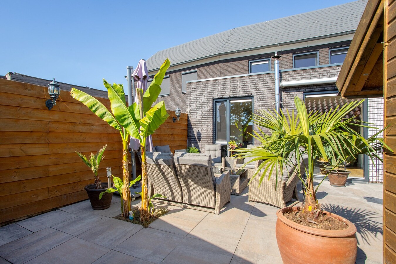 Instapklare en uitgebouwde tussenwoning op rustige locatie. 