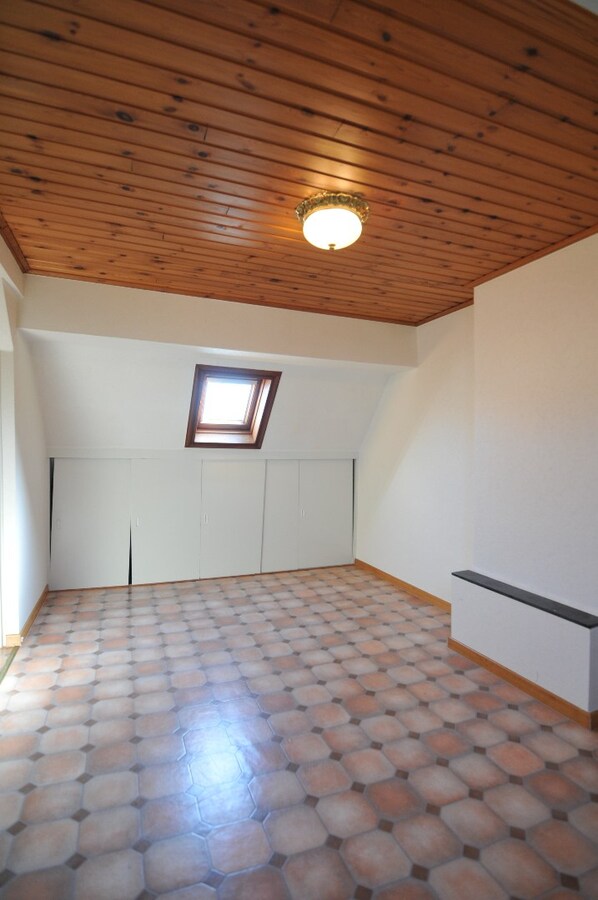 Rijwoning met garages in rustige omgeving 