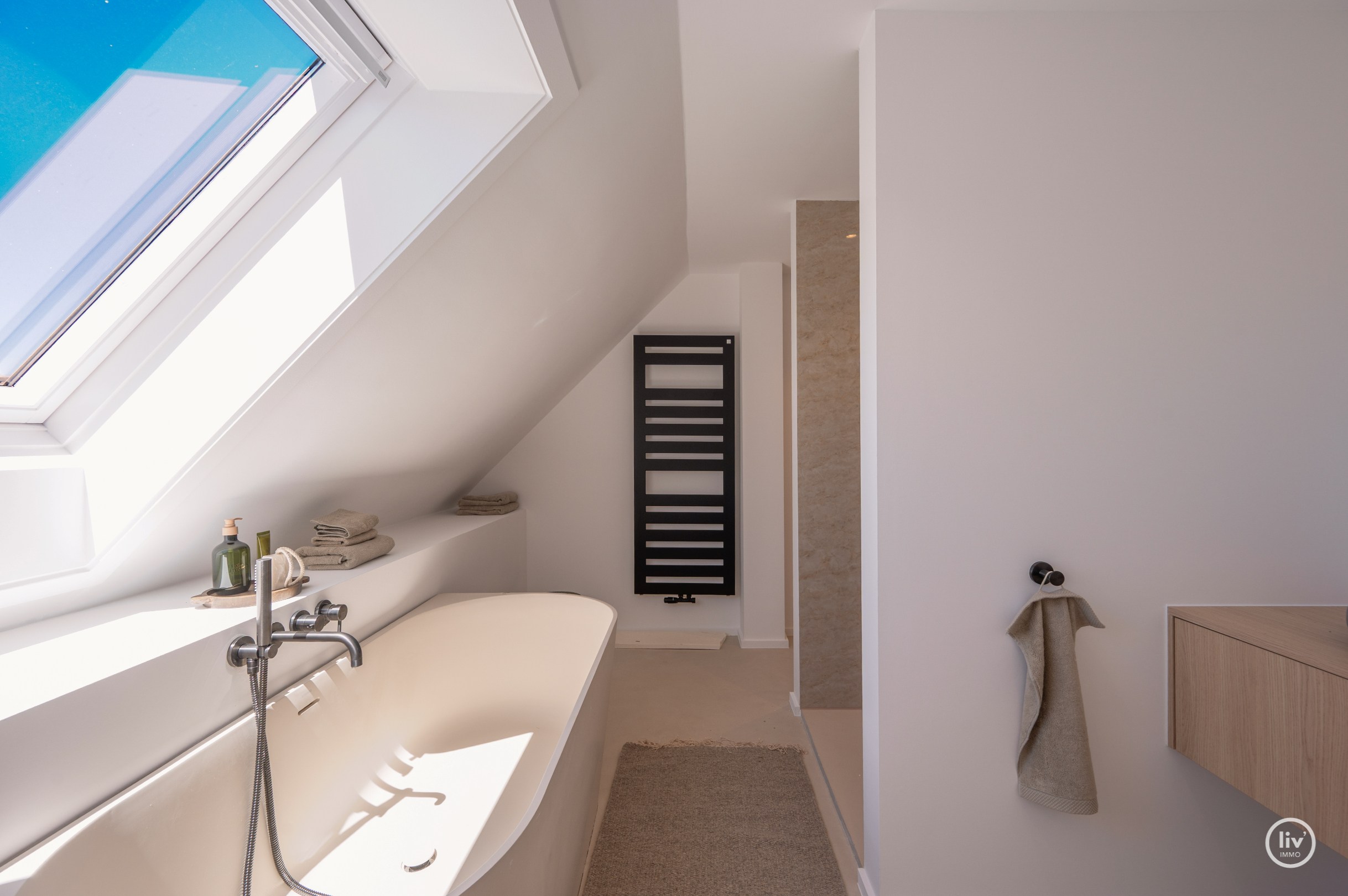 Magnifique duplex spacieux (216 m2) entièrement rénové situé sur l'avenue Léopold à Knokke. 