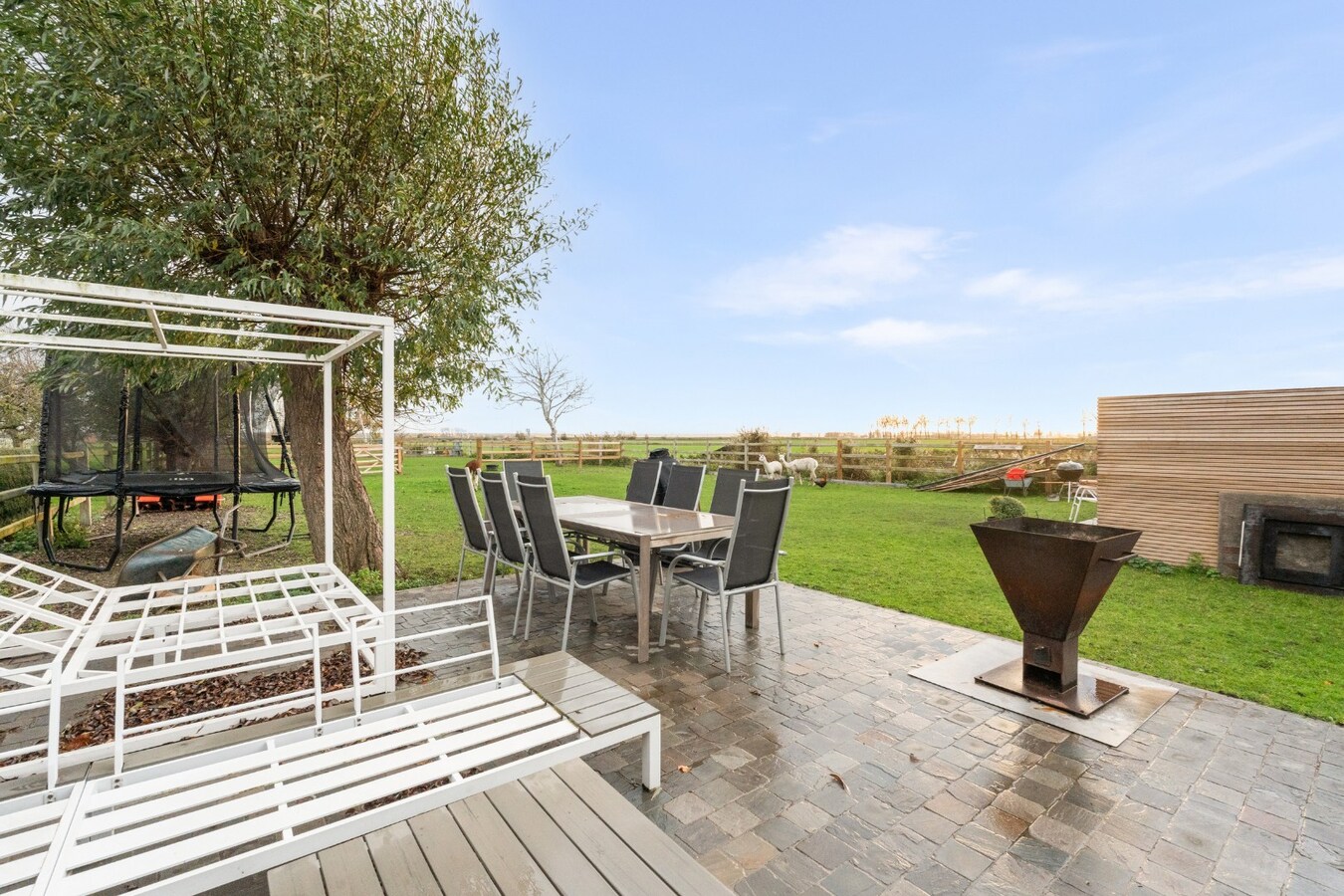 Uiterst charmante halfopen bebouwing met weidse zichten op een perceel van 2012m² 