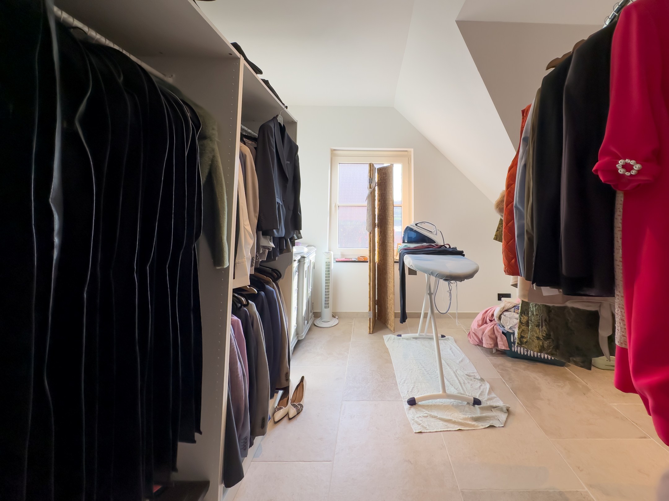 La villa récente de 2023 est située sur un terrain de 900 m², dans un havre de paix et de tranquillité. 