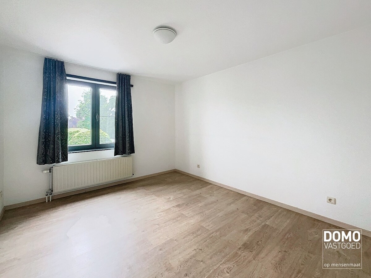 VOLLEDIG GERENOVEERDE WONING MET TUIN EN 3 SLAAPKAMERS RUSTIG GELEGEN TE KERMT 