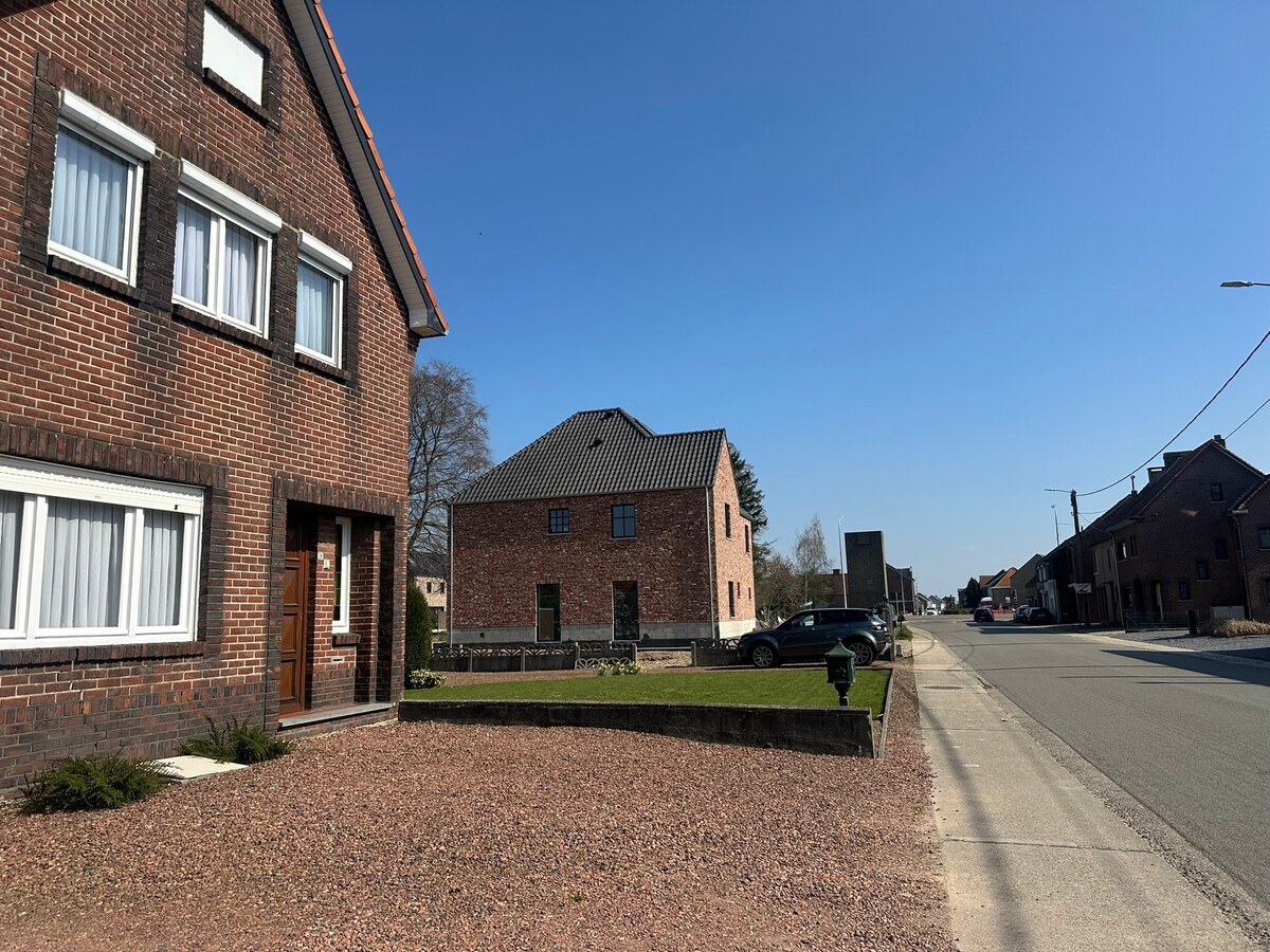 Te renoveren vrijstaande woning met 4 slaapkamers, tuin. 