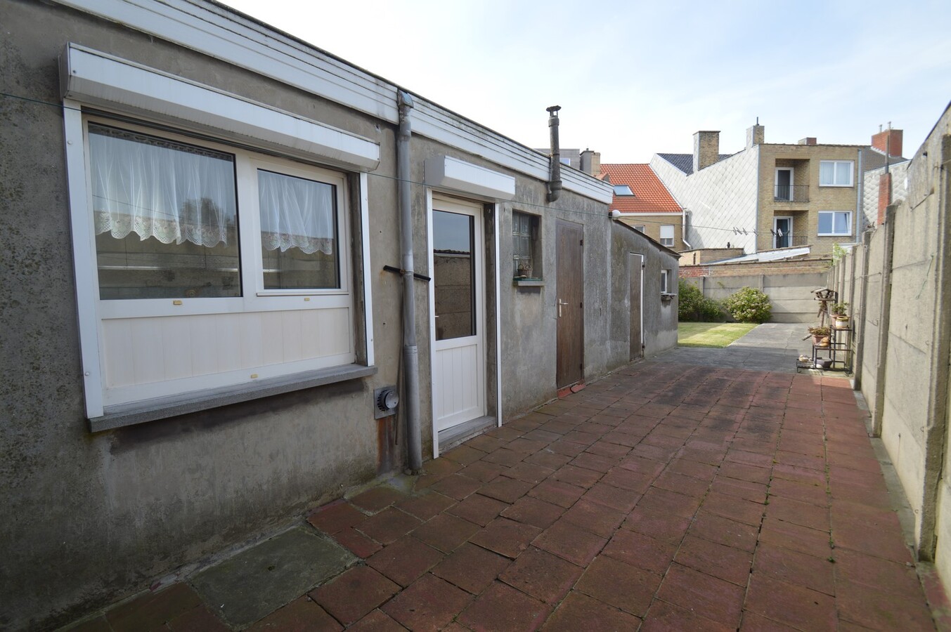 Te renoveren gezinswoning met grote zongerichte tuin - Heist 