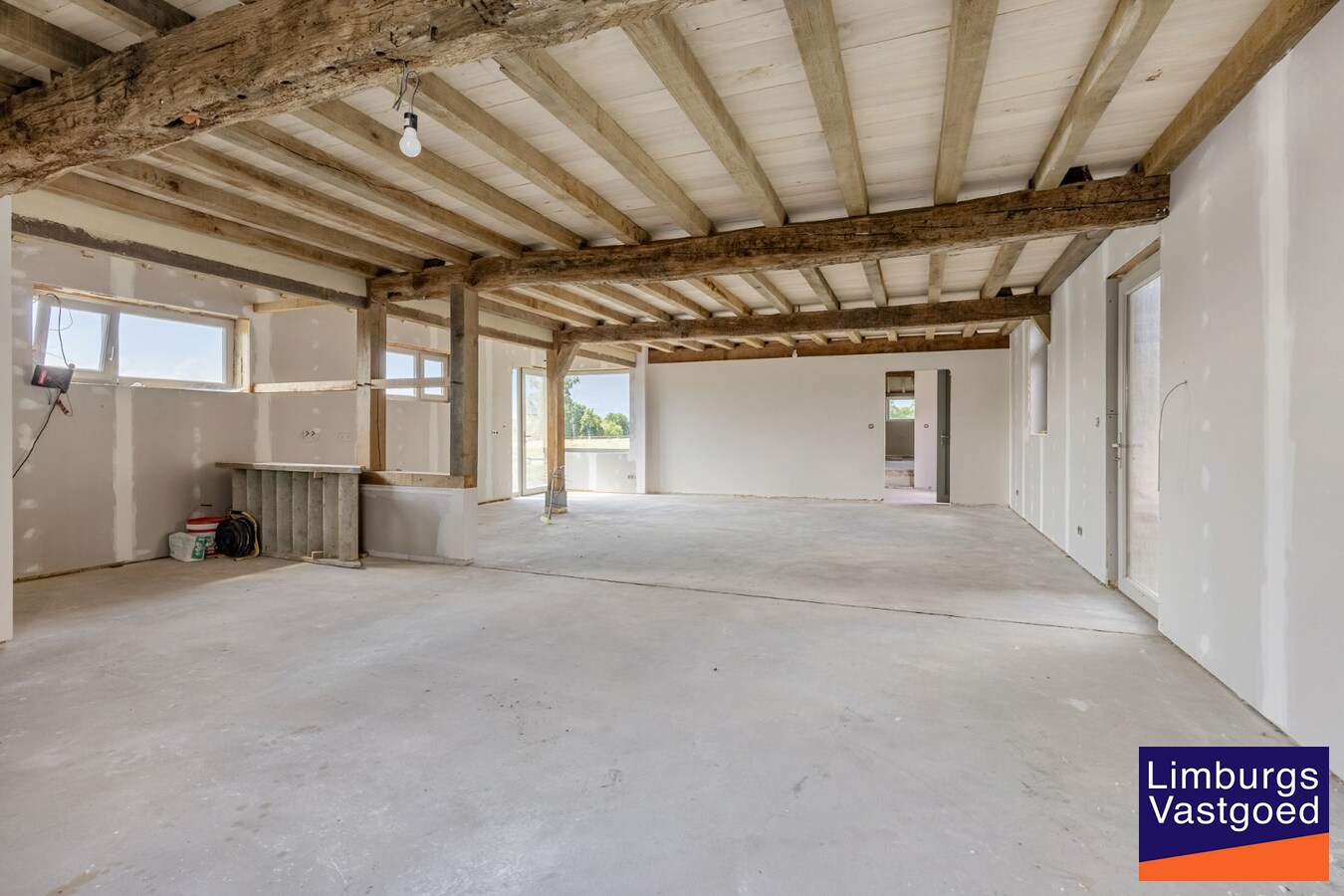 UNIEKE VIERKANTSHOEVE met paardenstallen op 7,34 hectare met vergunning voor zwembad en poolhouse 