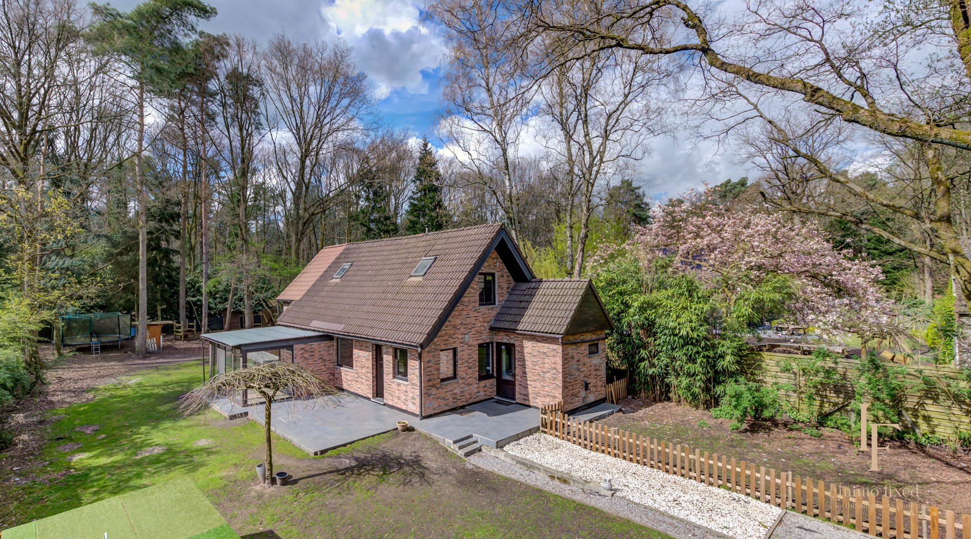 Vrijstaande woning (TE RENOVEREN) op 1400m2 grond te Schilde! 