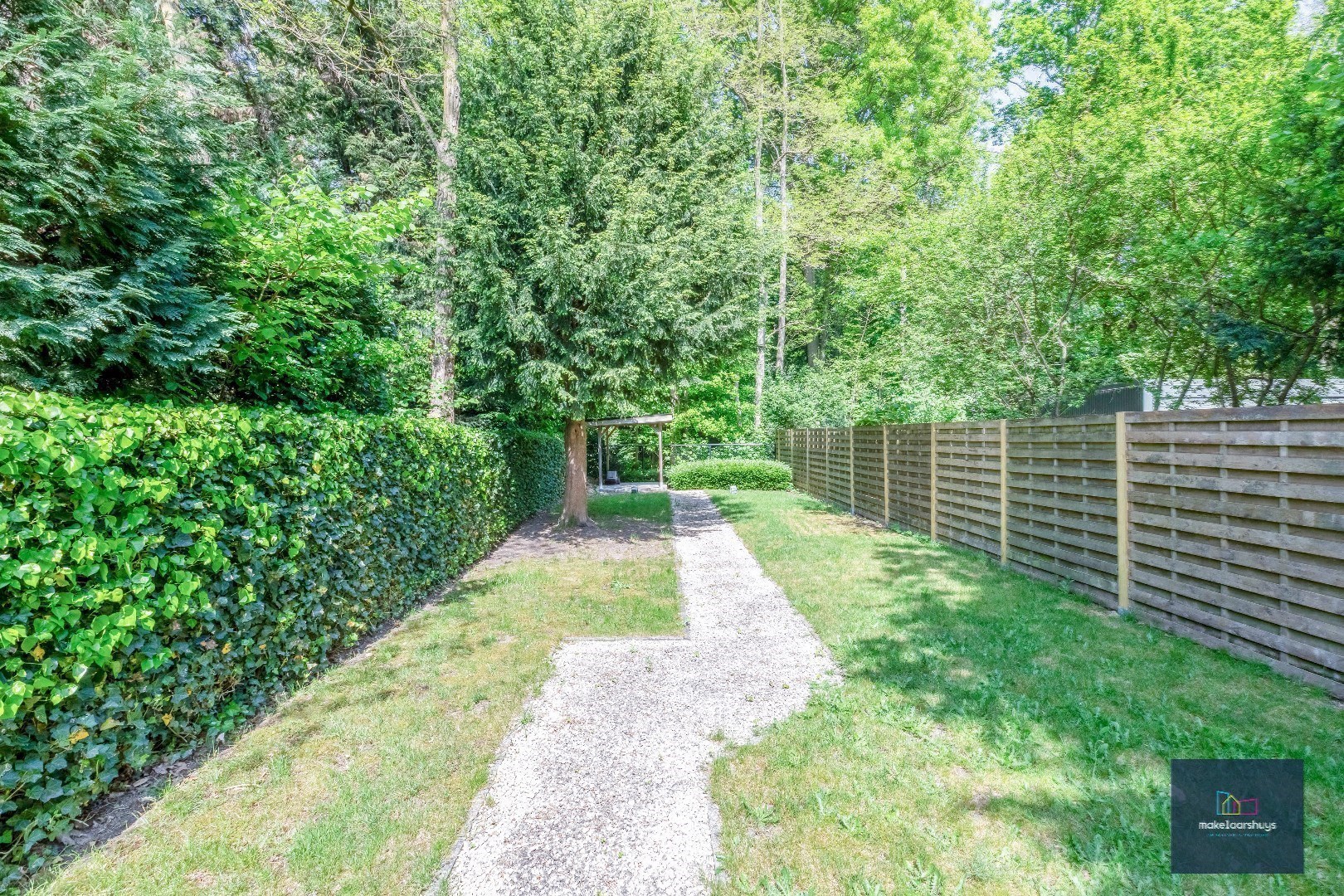 Halfopen bebouwing met zuidertuin en parkeergelegenheid nabij centrum Destelbergen 