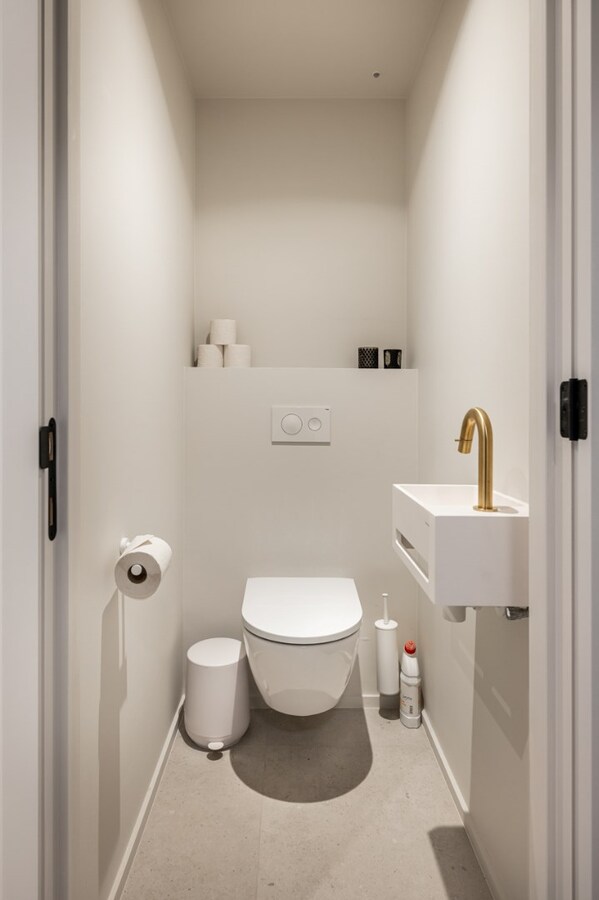 Appartement rénové et meublé à vendre à De Panne. 