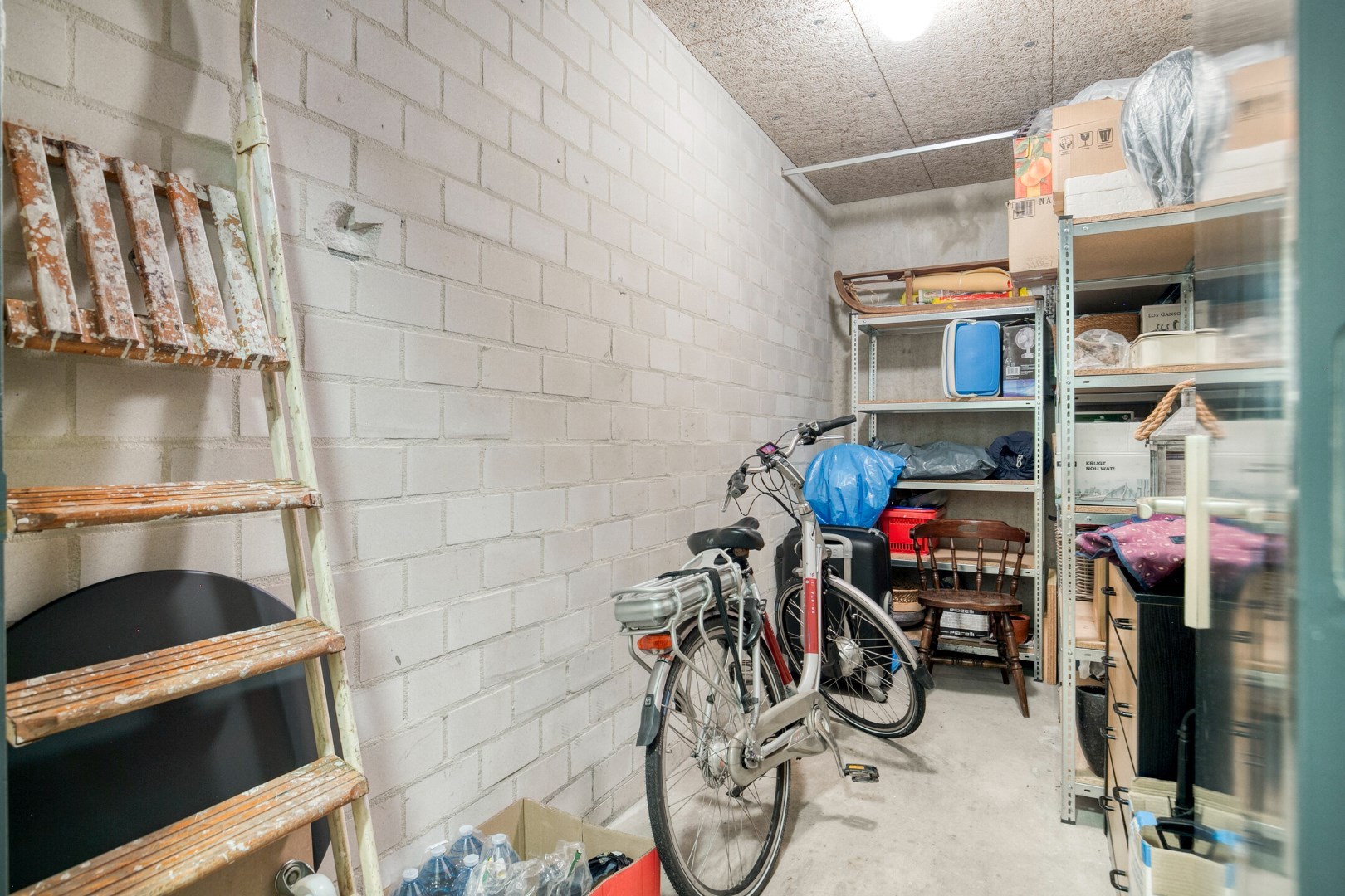 Royale 3 kamer benedenwoning met 2 slaapkamers, ruim terras en is gelegen op eigen grond. 