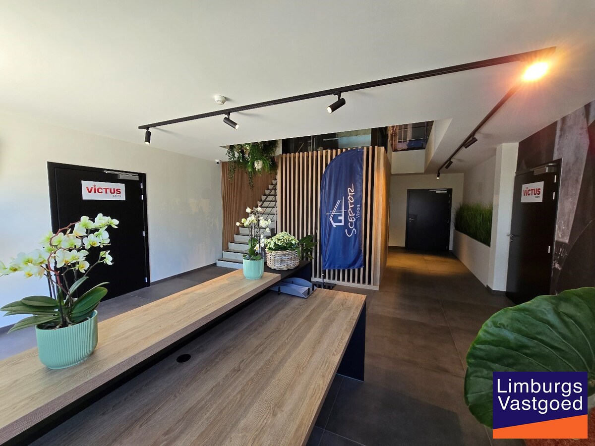 Terbeschikkingstelling van infrastructuur in vernieuwde kantoren met parking, v.a. 21 m², Genk-Noord 