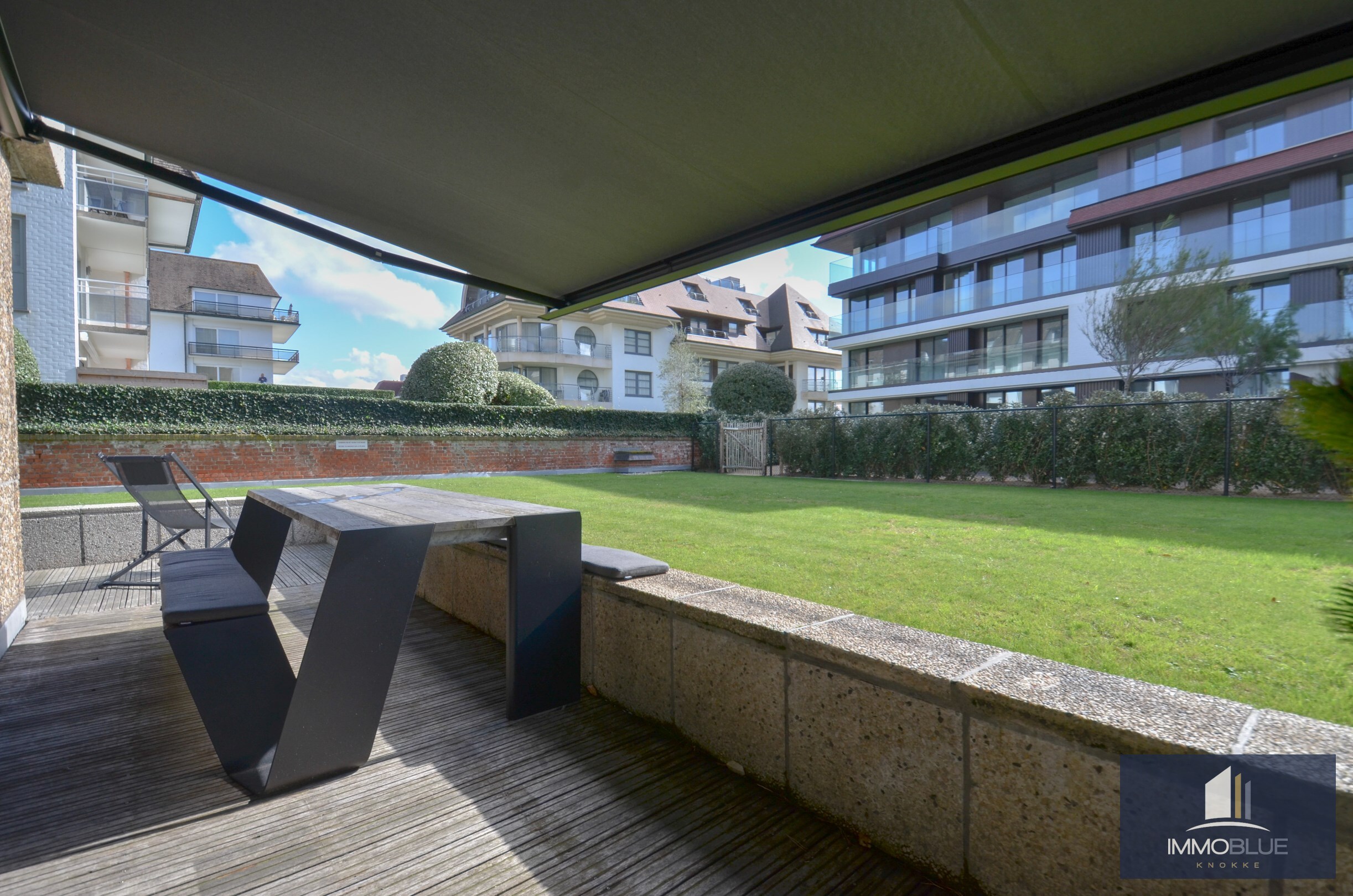 Volledig gerenoveerd hoek-appartement met een ruim zuid gericht terras gelegen aan de Zeedijk in het Zoute. 