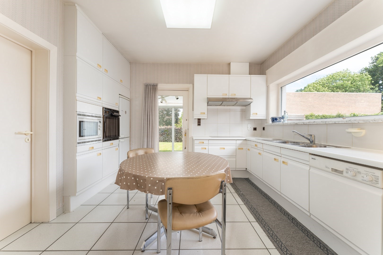 Centraal gelegen lichtrijke villa met 3 slpk, tuin en garage, Torhout 