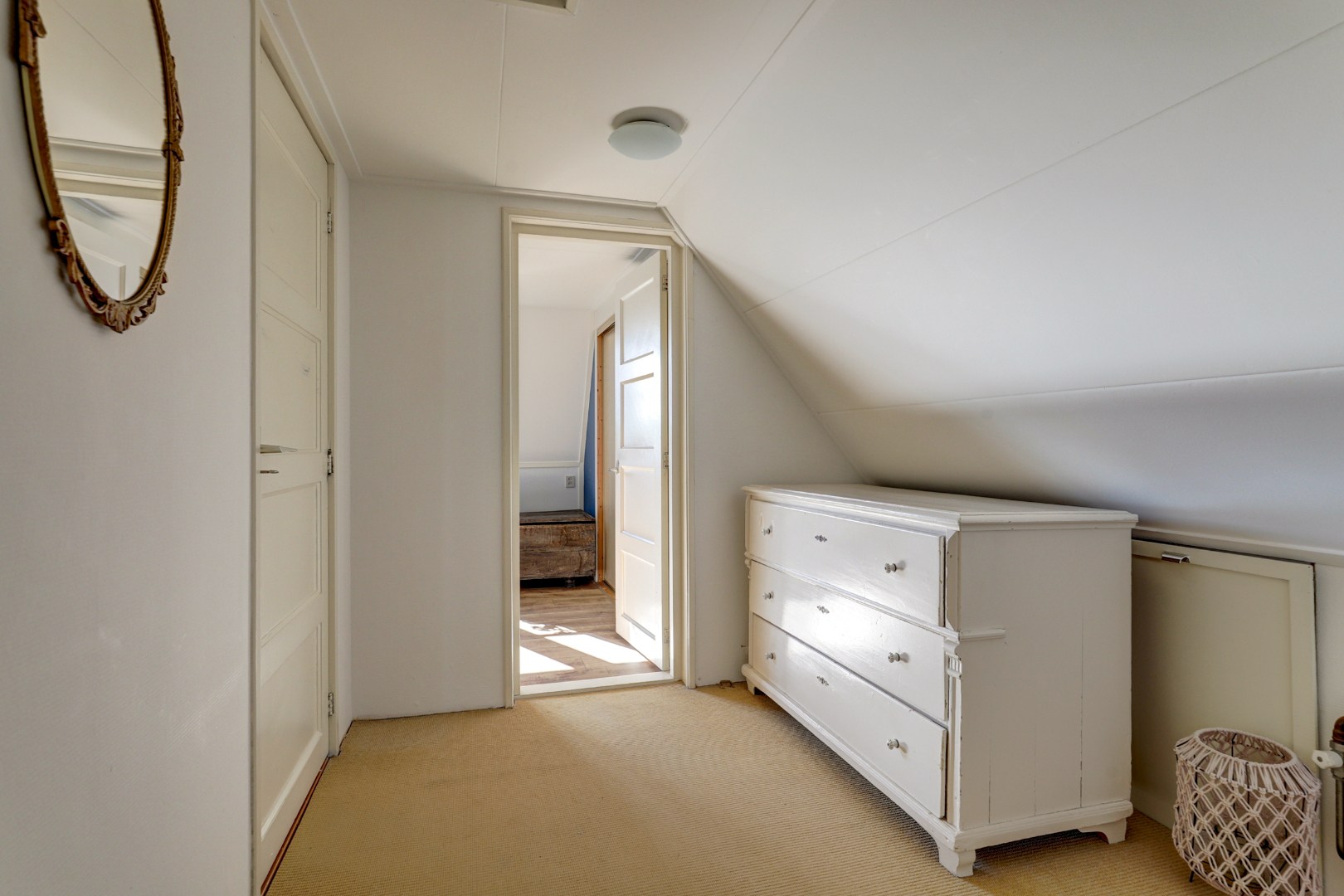 Vrijstaande woning met diepe zonnige tuin, overkapping en royale bijgebouwen 