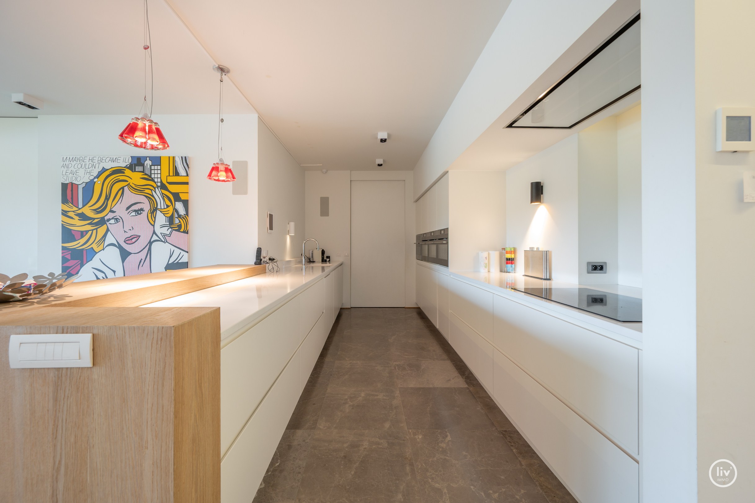 Breed en luxueus afgewerkt tuinappartement met wijde zichten op het meer. 