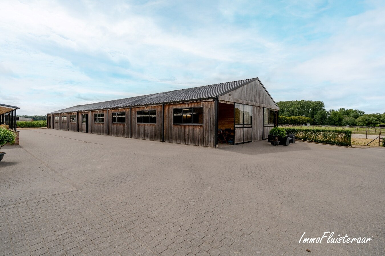 Prachtige professionele paardenaccommodatie op ca. 10 ha te Oudbergen 