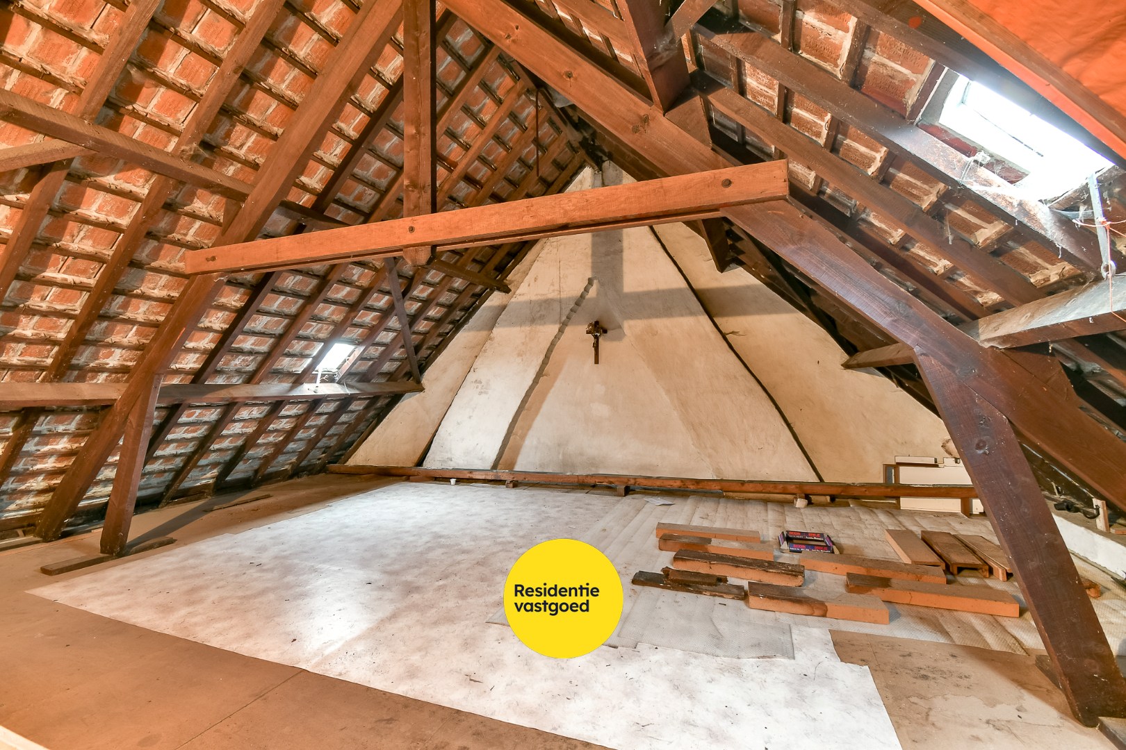 Te renoveren gezinswoning met drie slaapkamers en zongerichte tuin 