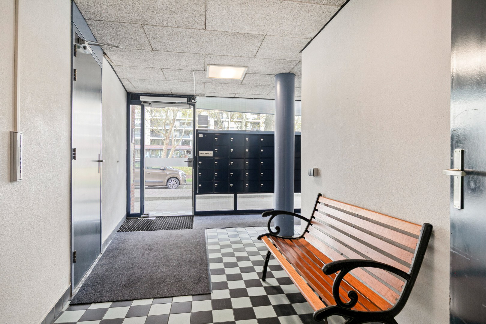 Op centrale locatie in de wijk Prinsenland gelegen 3 kamer hoek-appartement met ruim terras. 