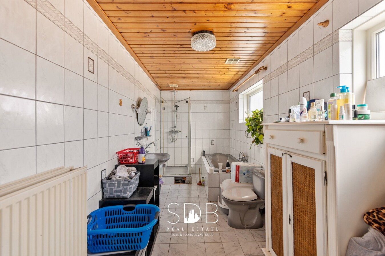 Boerderij met paardenfaciliteiten en graslanden op 14.490m² 