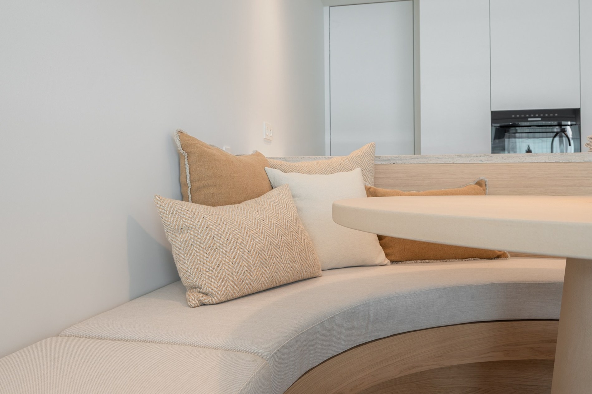 Appartement exclusivement rénové avec 3 chambres à vendre près de la plage d'Albert et de la place de la Lumière. 