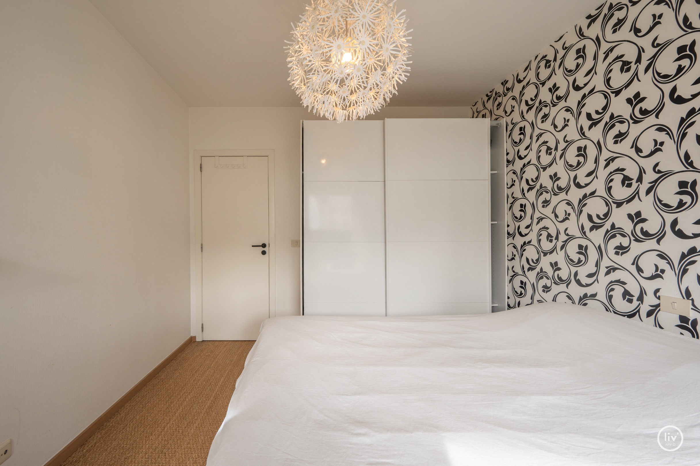 Zeer ruim en zonnig gelijkvloersappartement met 3 slaapkamers, groot zonneterras en mogelijkheid tot aankoop van ruime garage. 