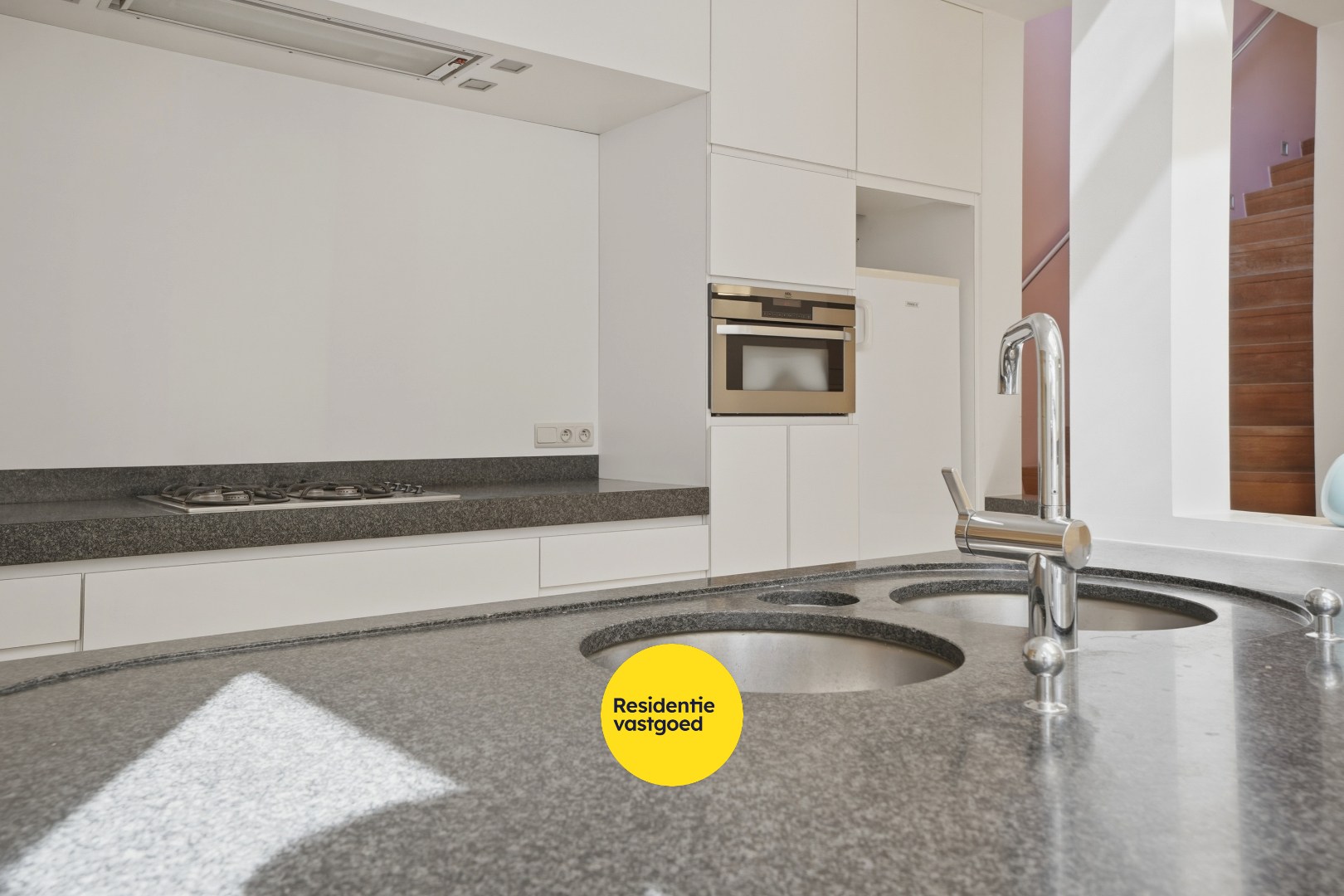 Multifunctionele woning met handelsruimte in hartje Veurne. 