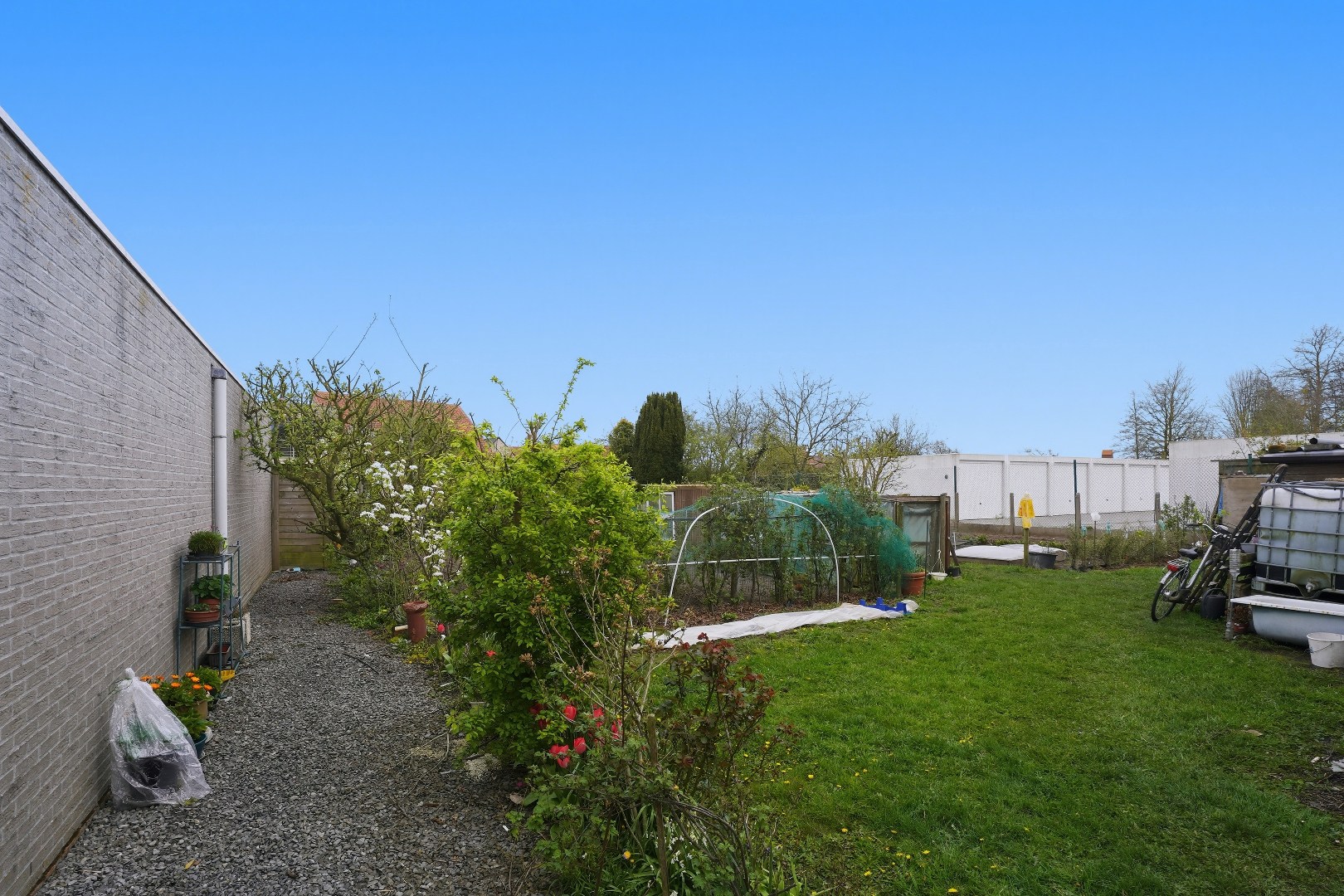 Recent appartement met privatieve tuin (346m²)  en ruim terras (40m²) in het centrum van Woumen! 