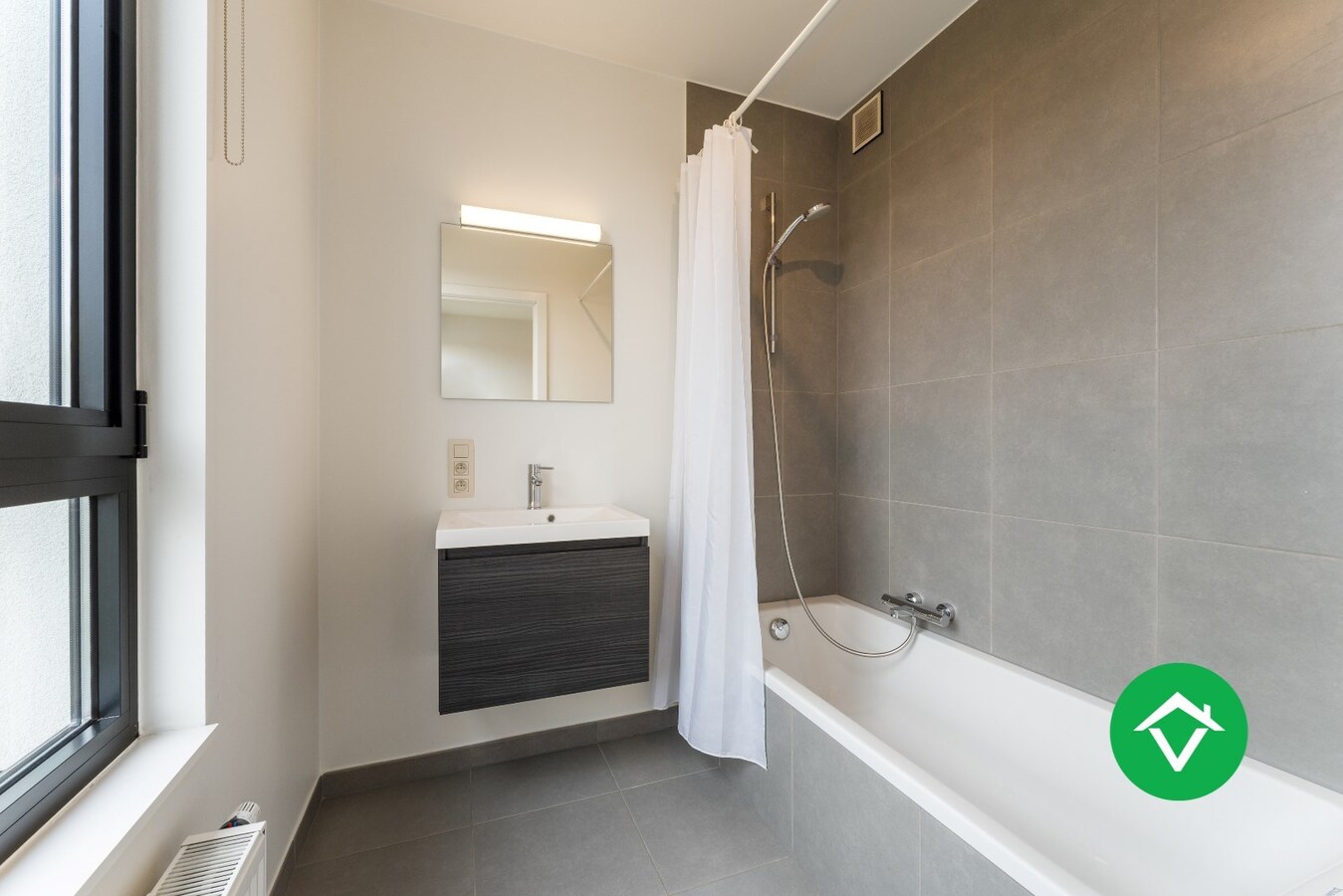 Recent, instapklaar appartement met één slaapkamer, ruim terras en autostaanplaats te Roeselare 